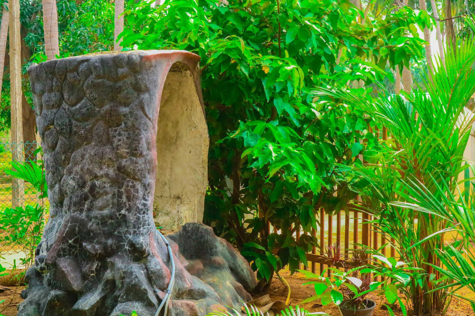 French Garden Eagle Wings Inn ウプヴェリ エクステリア 写真